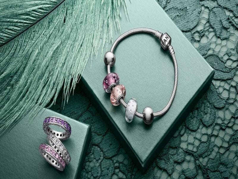 Vòng charm là gì? Cách đeo vòng charm ý nghĩa và hiệu quả