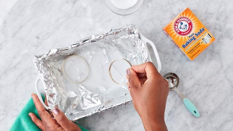 Cách làm sáng trang sức bạc tại nhà đơn giản và hiệu quả với 5 cách - sử dụng baking soda và nước