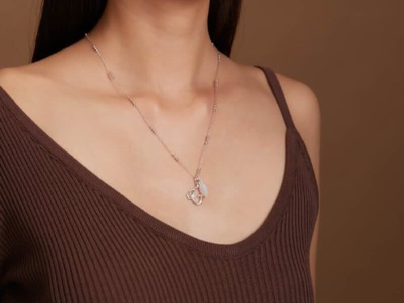 Mệnh Kim Có Nên Đeo Bạc? Tất Tần Tật Những Điều Cần Biết Về Phong Thủy và Tài Lộc
